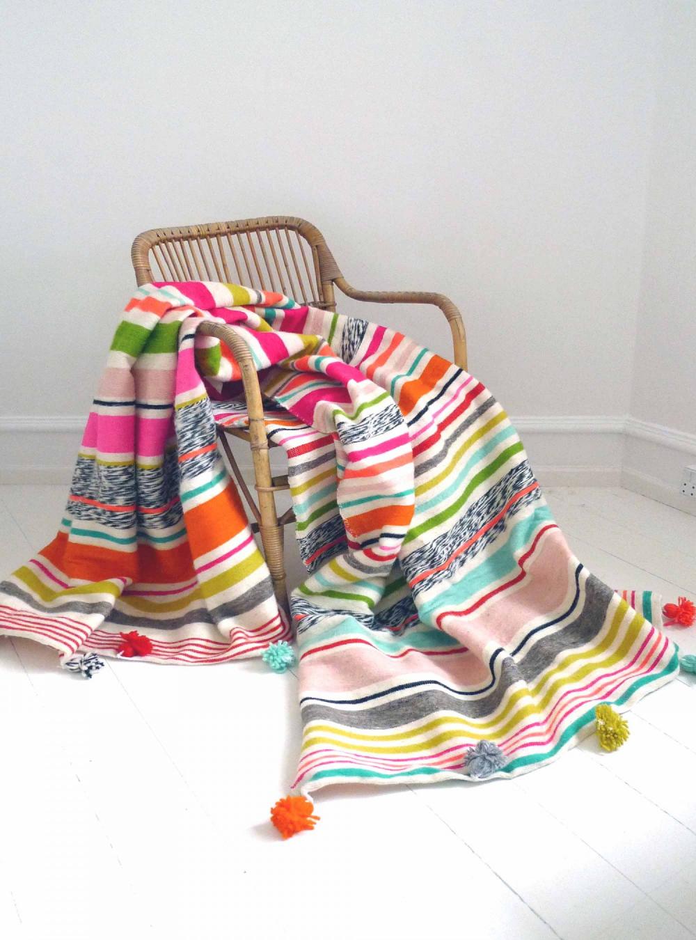 Sengetæppe og puder i friske forårsfarver