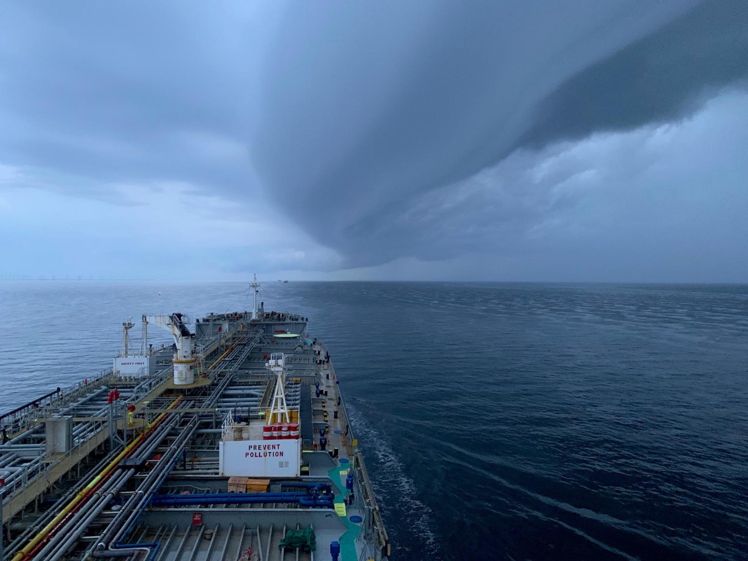 Front passage over Aframax tanker i Øresund