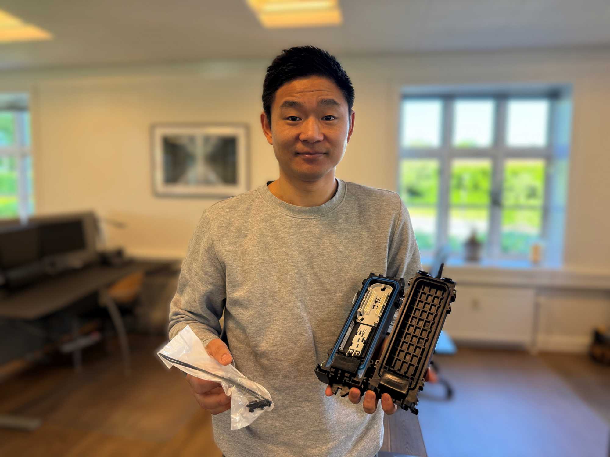 Morten Strøhemann fra Alcadon med en Novux-muffe i hånden