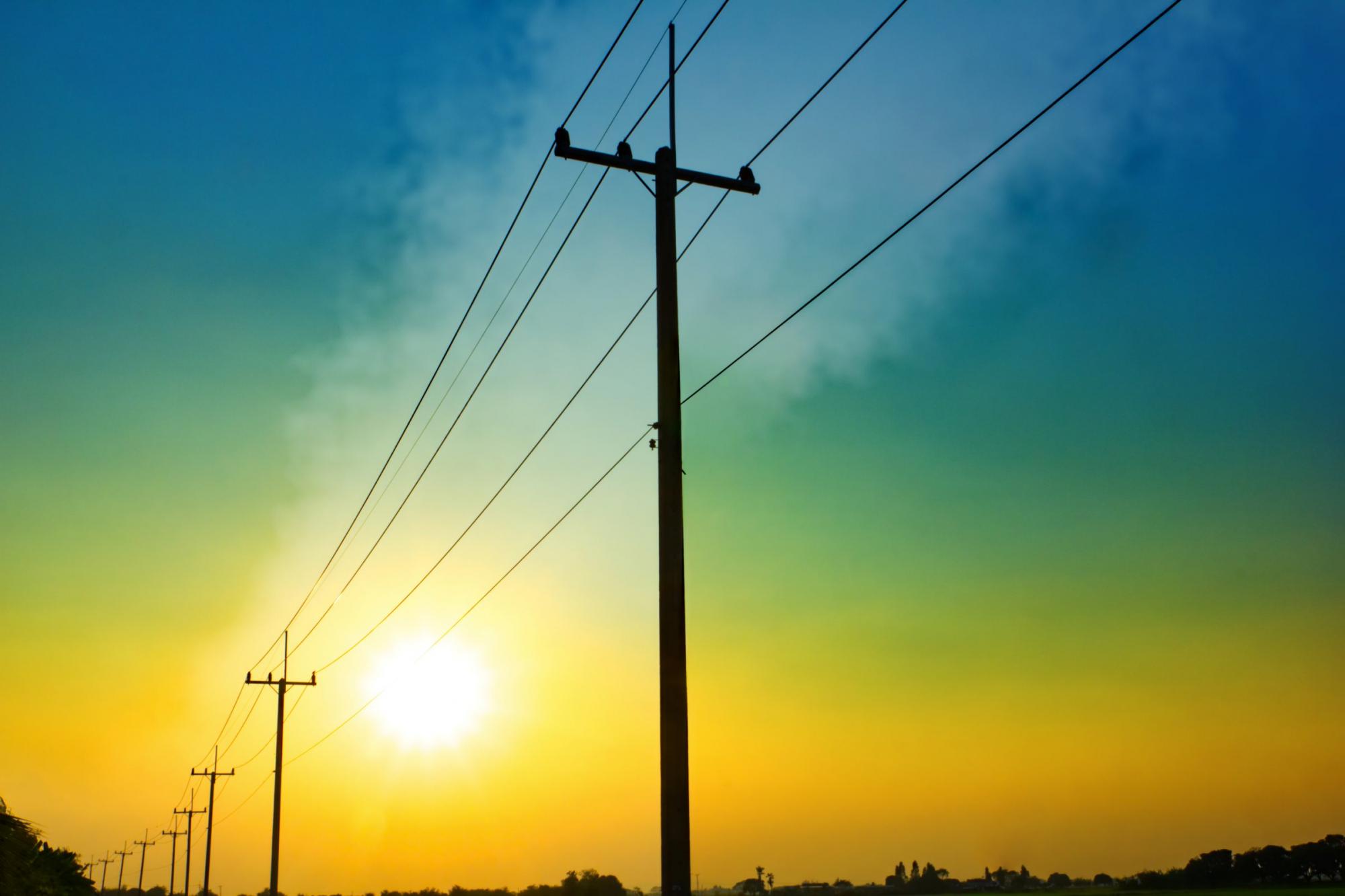 https://installator.dk/sites/default/files/styles/2400px/public/silhouette-countryside-powerlines-sunset-getty-927951128.jpg?itok=MOkjYhEs